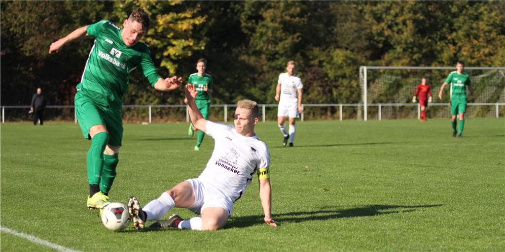 Zwei verschiedene Halbzeiten: Zwischen FC Nordkirchen und SuS Olfen ist nur das Ergebnis deutlich Dominik Dupke (r.) und Pablo Tenkhoff Otero (l.) lieferten sich mit ihren Mannschaften ein enges Derby.