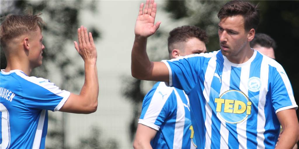 FC Brünninghausen gewinnt auch in Iserlohn und hat den Top-Favoriten hinter sich gelassen Florian Gondrum (r.) war an fast allen Toren des FC Brünninghausen direkt beteiligt.