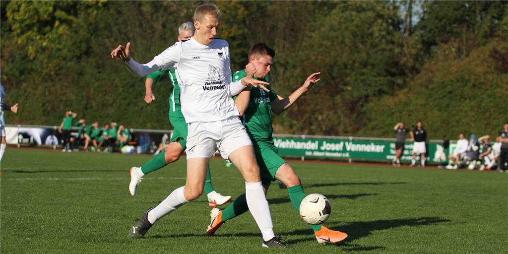 Drei Punkte bleiben beim FC Nordkirchen, aber auch der SuS Olfen ist ein Gewinner Zwar setzten sich Lars Wannigmann und der FC Nordkirchen (l.) gegen Paul Gelver und den SuS Olfen durch, beide Mannschaft dürfen dem Spiel aber Positives abgewinnen.