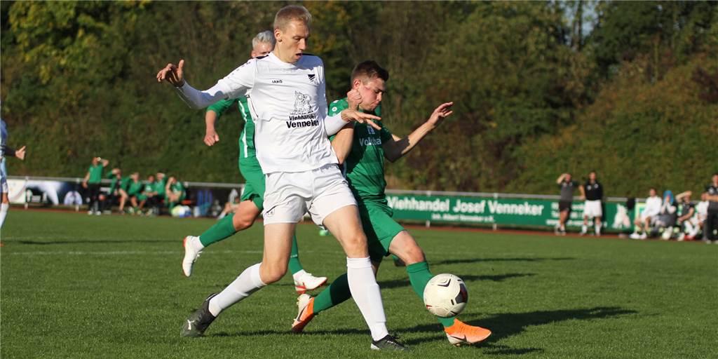 Zwar setzten sich Lars Wannigmann und der FC Nordkirchen (l.) gegen Paul Gelver und den SuS Olfen durch, beide Mannschaft dürfen dem Spiel aber Positives abgewinnen.