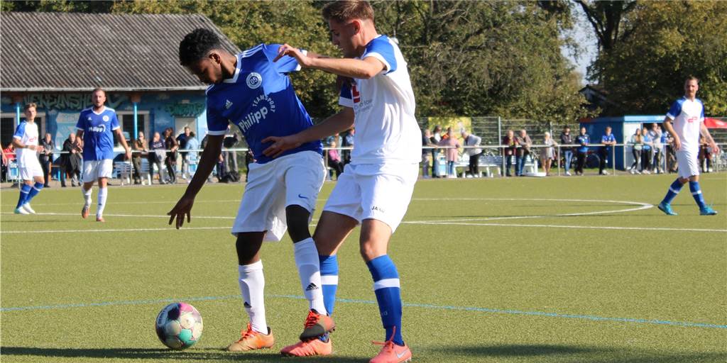 Vor großer Kulisse: Ronneburger schießt BV Lünen im Topspiel an die Tabellenspitze Nahom Tareke (l.) und der BV Lünen 05 grüßen von der Tabellenspitze der Kreisliga B3.