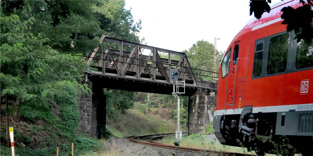 Großbaustelle der Bahn: Zwei Monate keine Züge nach Hagen und Iserlohn Die zweiteilige Brücke der Bahnstrecke Schwerte-Hagen, unter der die Züge nach Iserlohn hindurchfahren, muss erneuert werden.