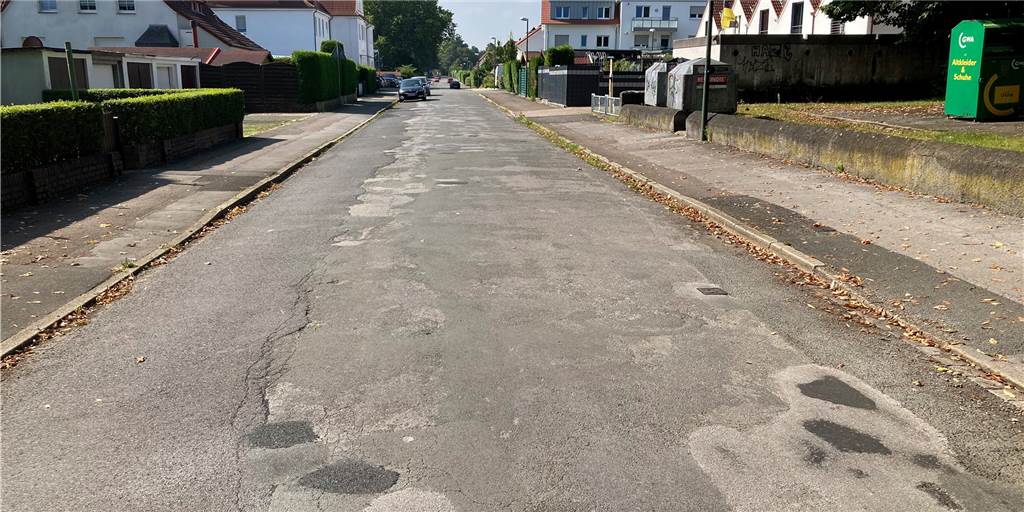 Streit um Fahrbahn-Sanierung Querstraße: Anwohner erringen Teil-Erfolg In schlechtem Zustand ist die 60 Jahre alte Querstraße. Die Anlieger werden für die Sanierung zahlen müssen.