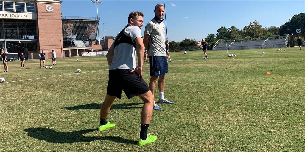 Studium, Uni-Fußball und neue Aufgabe: Langeweile kommt bei Lukas Große-Puppendahl nie auf Lukas Große-Puppendahl (h.) studiert seit vergangenem Jahr an der Carson-Newman University und arbeitet dort auch als Co-Trainer der Uni-Fußballmannschaft.