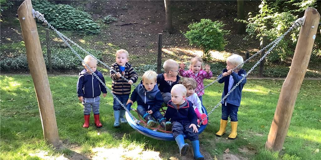 Neue Kindertagesstätte für Nienborg bietet Platz für zwei Gruppen Beim Tag der offenen Tür wurde auch die Vogelnestschaukel ausprobiert bei der Kita "Zum Tannenkamp".