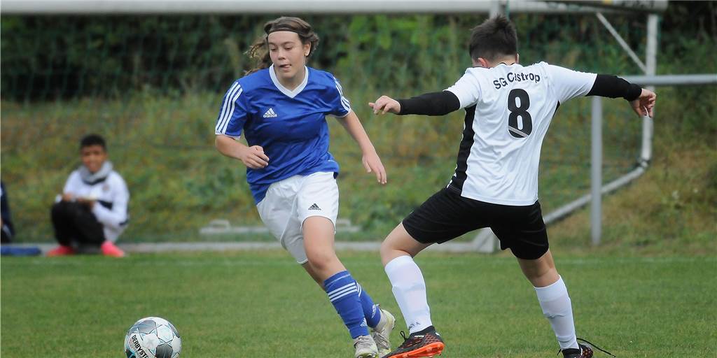 Jugend des VfB Habinghorst: Ein Mädchen und 16 Jungen stellen eine sensationelle Rekordmarke auf Mirja Marie Kobs (l.) spielt in einem Team mit den C-Junioren-Jungen des VfB Habinghorst.