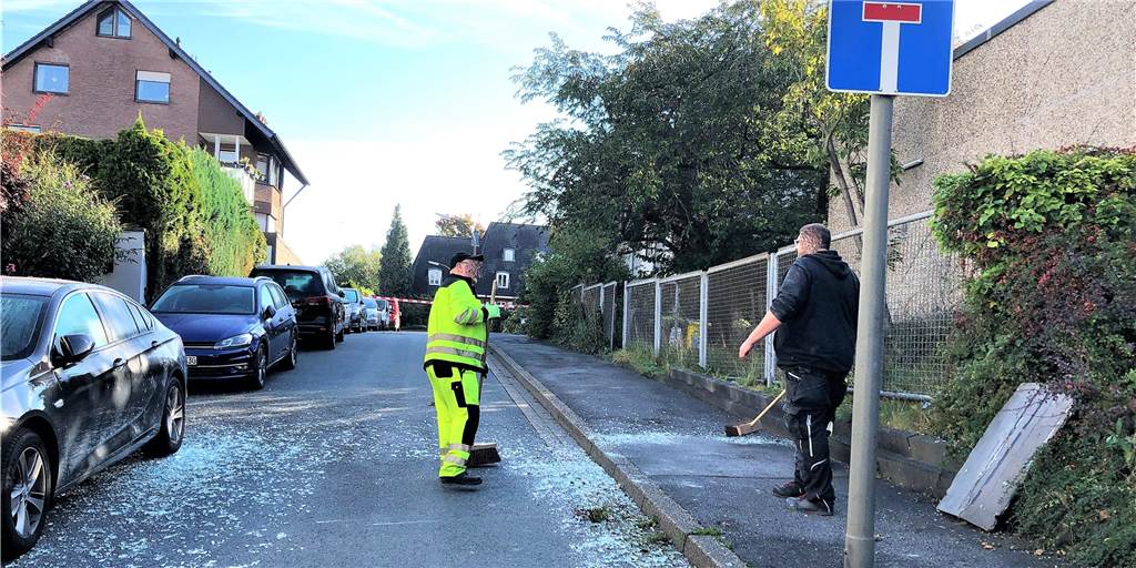 Die Explosion war so gewaltig, dass die Scherben bis in die benachbarte Straße Hummelbank flogen. Die Detonationen mitten in der Nacht weckten viele Nachbarn auf.