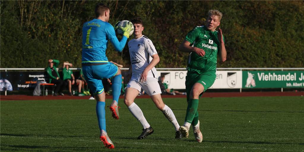 FC Nordkirchen ist zurück in der Spur, aber Matchwinner findet: „Der Wurm ist drin“ Der SuS Olfen, hier mit Tim Kortenbusch (r.), hielt kämpferisch und läuferisch gegen den FC Nordkirchen gut dagegen.