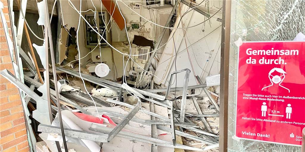 Geldautomaten-Sprengung: Bei Explosionen geht es um Menschenleben Der gesprengte Sparkassen-Geldautomat in Holzen befand sich in einem Wohnblock. Auch eine angrenzende Pflegeeinrichtung hatte es schwer getroffen.