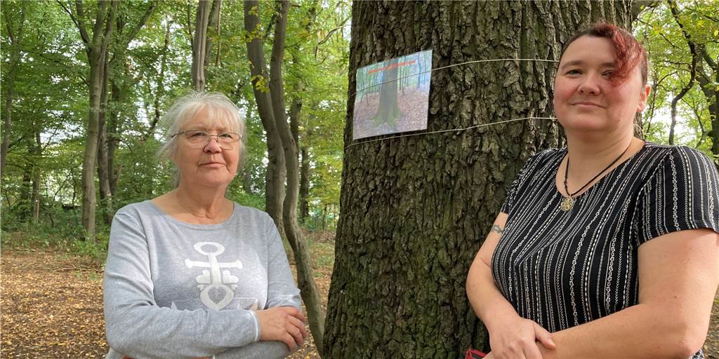 Angela Friedrich und Donna Richter setzen sich dafür ein, dass in einem Lindenhorster Waldstück aufgeforstet wird - statt abgeholzt.