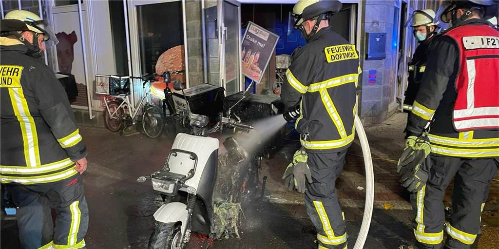 E-Roller löst Brand in Burger-Restaurant aus – Viel Feuerwehr im Einsatz E-Roller löst Brand in Burger-Restaurant aus – Viel Feuerwehr im Einsatz