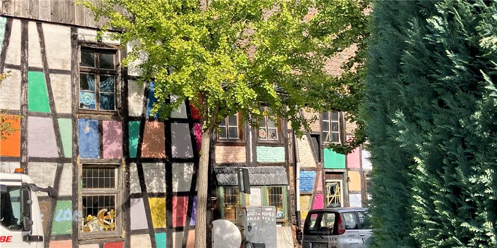 Dieses bunte Fachwerkhaus kommt bald für 1 Euro unter den Hammer Das bunte Fachwerkhaus steht seit vielen Jahren leer. Nun soll es versteigert werden. Ob das Erfolg hat, ist allerdings angesichts der nötigen Sanierungskosten offen.