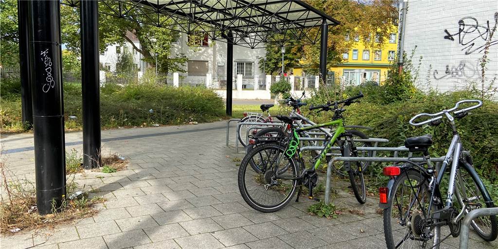 Im Video: So wird die Fahrradstation am Castrop-Rauxeler Hauptbahnhof Auf der Wiese hinter dem Hauptbahnhof können die Castrop-Rauxeler in Zukunft ihre Fahrräder diebstahlsicher abstellen. Denn hier entsteht eine große Fahrradstation.