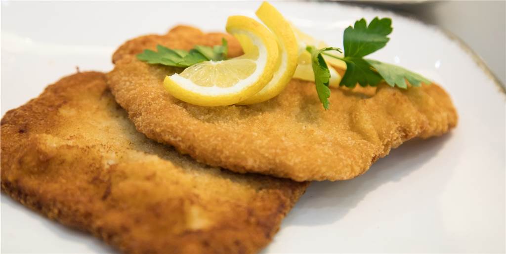 Restaurantpreise: Gebt dem Wirt das Geld, das er für gute Ware braucht Wiener Schnitzel, wie sie aussehen müssen. Für ein gutes Stück Fleisch muss man aber auch gutes Geld bezahlen, meint unser Autor. Darum ist er für Preiserhöhungen in der Gastronomie.
