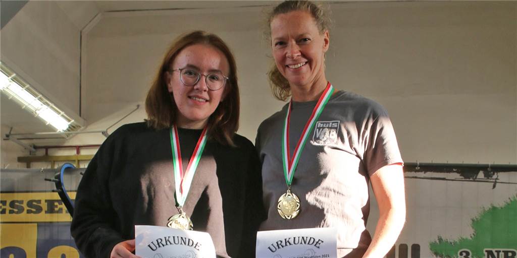 Zwei Kraftsportlerinnen über ihre Anfänge, dumme Sprüche und „die Liebe zum Sport“ Traten in Essen bei der Westfalenmeisterschaft im Kraftdreikampf an: Anna Habermann (l.) und Marion Zeschau vom VfB Hüls.