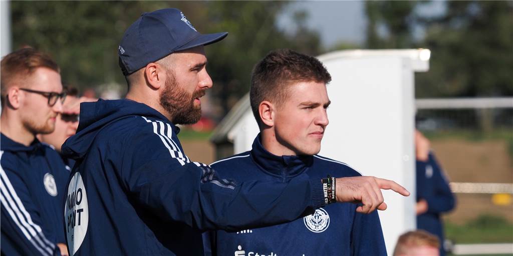 „Jetzt muss der Ball rein“: ETuS-Joker Henniges und Ehlert werden zu Derby-Helden ETuS-Trainer Phillip Oligmüller (l.) wechselte Timm Henniges (r.) zu Beginn der zweiten Halbzeit gegen den TuS Sythen ein - ein Wechsel, der sich später bezahlt machte.