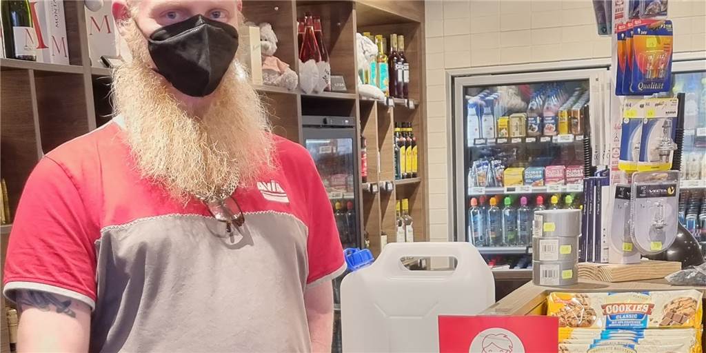 Auch in Legden tanken etliche Autofahrer ohne Maske Mark Mooren weist Kunden, die ohne Maske die Tankstelle betreten, höflich auf ihren Fehler hin. Aggressiv geworden ist daraufhin noch keiner.