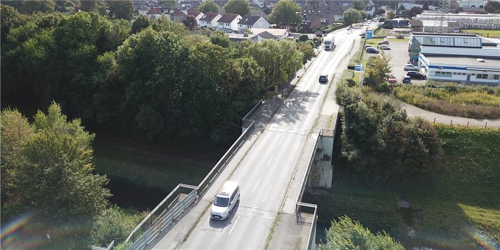 Radfahrer müssen hier an der Emscherbrücke in Castrop-Rauxel entweder den sehr schmalen Gehweg nutzen oder auf die Fahrbahn ausweichen. Die Brücke soll aber erneuert werden. Dann soll es hier auch einen galanten Anschluss ans „Emscherland“ geben.