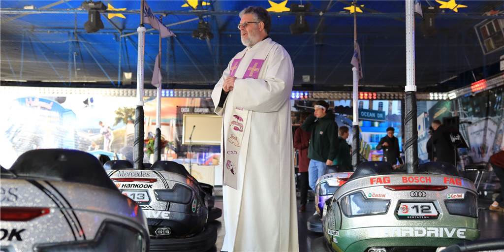 Einen Gottesdienst im Autoscooter - wie hier 2020 in Magdeburg zu sehen - wird es auch auf Sim-Jü in Werne in diesem Jahr geben.
