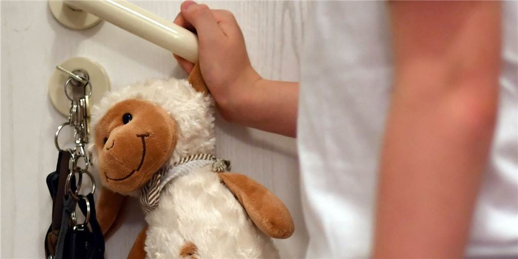 Kampf um die Tochter und mit dem Jugendamt: Beschwerden gegen Mitarbeiter werden abgewiesen Tochter im Haushalt des Vaters in Gefahr: Obwohl es mehrmals Hinweise auf eine Kindeswohlgefährdung gab, hat das Jugendamt in Werne erst spät reagiert. Die Mutter stellte daraufhin Dienstaufsichtsbeschwerden gegenüber Mitarbeitern des Jugendamtes.