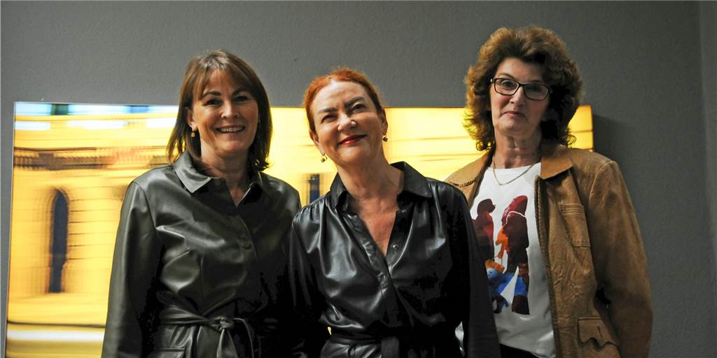 Ruth Bürkle verkauft seit 25 Jahren Designer-Mode aus zweiter Hand Ruth Bürkle (Mitte) führt seit 25 Jahren den Designer-Secondhandshop Manu. Auf ihre Mitarbeiterinnen Heike Vortkamp (l.) und Sabine Hollekamp (r.) möchte sie nicht verzichten.