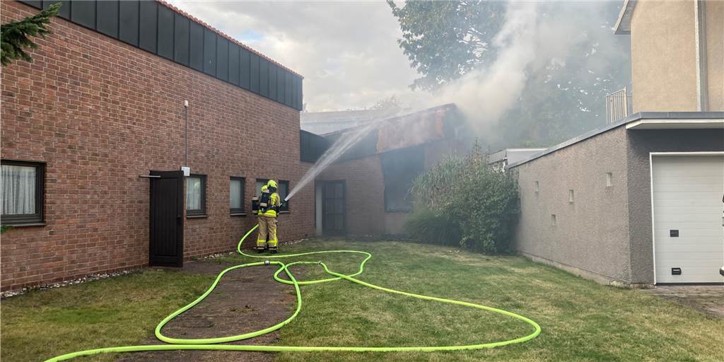 Gemeinde unter Schock: Wie geht es nach dem Brand in der Kirche weiter? Bei einem Brand an der Erlöserkirche in Henrichenburg musste die Feuerwehr am Montagnachmittag vor Ort löschen.