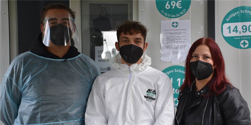 Corona-Tests jetzt kostenpflichtig: Nachfrage in Dorsten weiter hoch Atur Tsoy, Melih Demirhan, Corina Bromberek testen an der Station vor dem Atlantis. Die Tests haben nicht abgenommen, sondern eher zugenommen. "Das liegt denke ich an den Herbstferien", sagt Corina Bromberek.