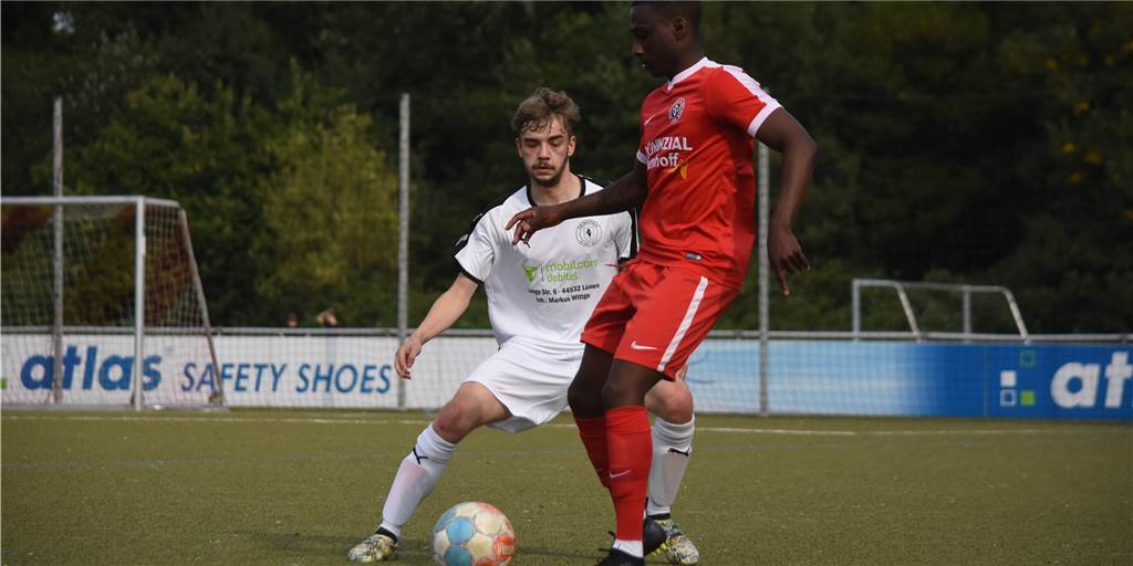 SSV Mühlhausen zieht dank 5:2-Sieg ins Kreispokal-Halbfinale ein 30 Minuten gespielt, drei Scorerpunkte: Leon Mayka (r.)