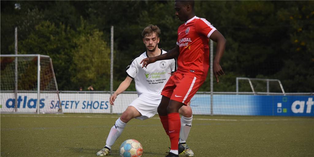 30 Minuten gespielt, drei Scorerpunkte: Leon Mayka (r.)