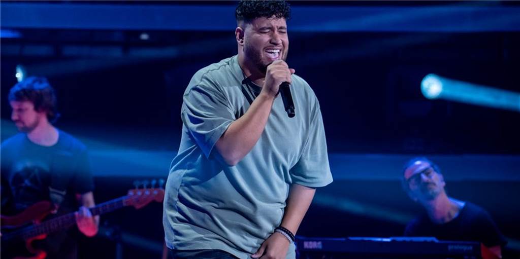 Vierer-Buzzer! Anouar Chauech bricht bei The Voice auf der Bühne zusammen Anouar Chauech (26) aus Dortmund ist bei "The Voice" 2021 eines der hoffnungsvollsten Talente. Er startete mit einem Vierer-Buzzer und suchte sich das Team von Sarah Connor aus.