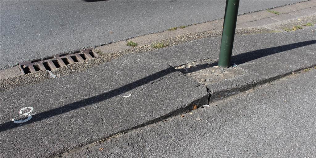 Teerdecke verformt sich: Tiefbauamt prüft eine Straße in Dortmund In der Nähe eines Gullys an der Straße Bärenbruch verformt sich die Deckschicht des Bürgersteigt. Das Tiefbauamt untersucht die Stelle.