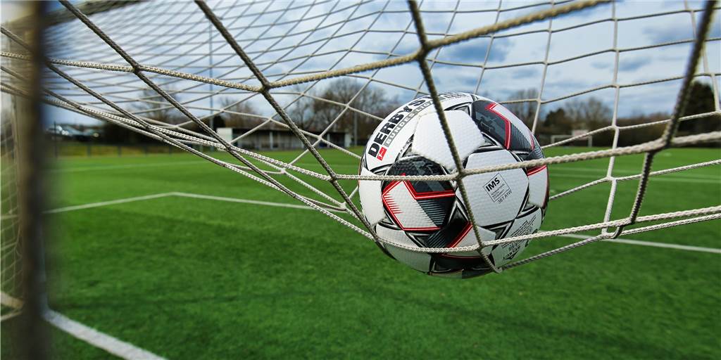 Fußballer steht um 3.45 Uhr auf, um pünktlich zum Training zu kommen - und trifft dreimal Ein Castrop-Rauxeler Fußballer ist ein echter Frühaufsteher, um pünktlich zum Training zu kommen.