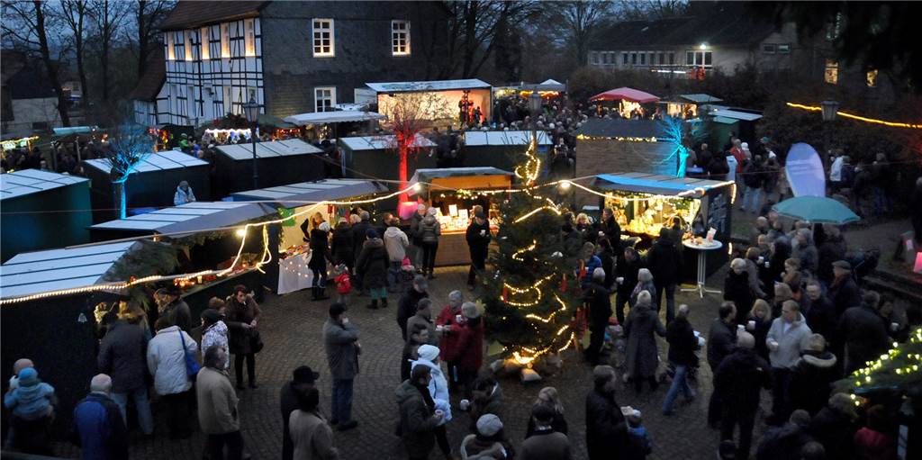 Nach Corona: Weihnachtsmarkt „Bürger für Bürger“ kommt zurück In festlichem Glanz erstrahlen lässt das Budendorf beim Weihnachtsmarkt den Wuckenhof am Rande der Schwerter Innenstadt.