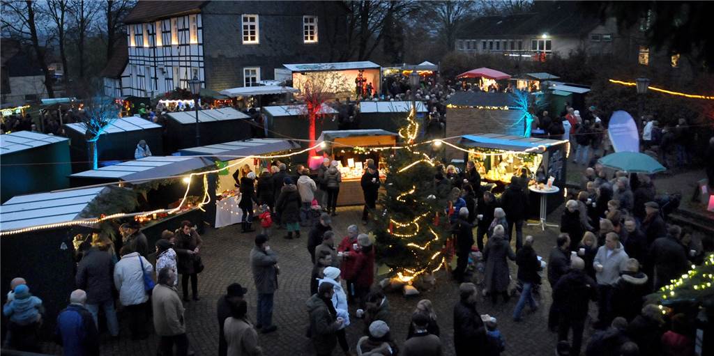 In festlichem Glanz erstrahlen lässt das Budendorf beim Weihnachtsmarkt den Wuckenhof am Rande der Schwerter Innenstadt.