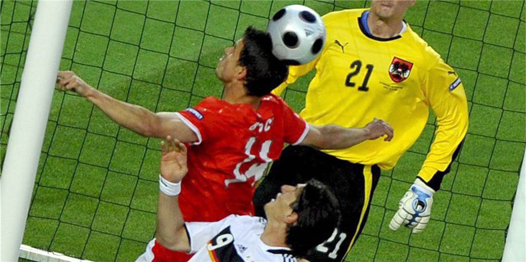 Merklinder vergibt gegen die SG Victoria/SF auf der Torlinie stehend und erinnert an Mario Gomez Mario Gomez‘ Schuss aus kürzester Distanz bei der EM 2008 gegen Österreich kann noch weggeköpft werden. Aus noch geringerer Entfernung vergab ein Merklinder.