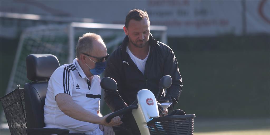 Norbert Sander (l.), einer der Sportlichen Leiter beim SuS Olfen, freut sich über die Verlängerung mit Trainer Patrick Linnemann.