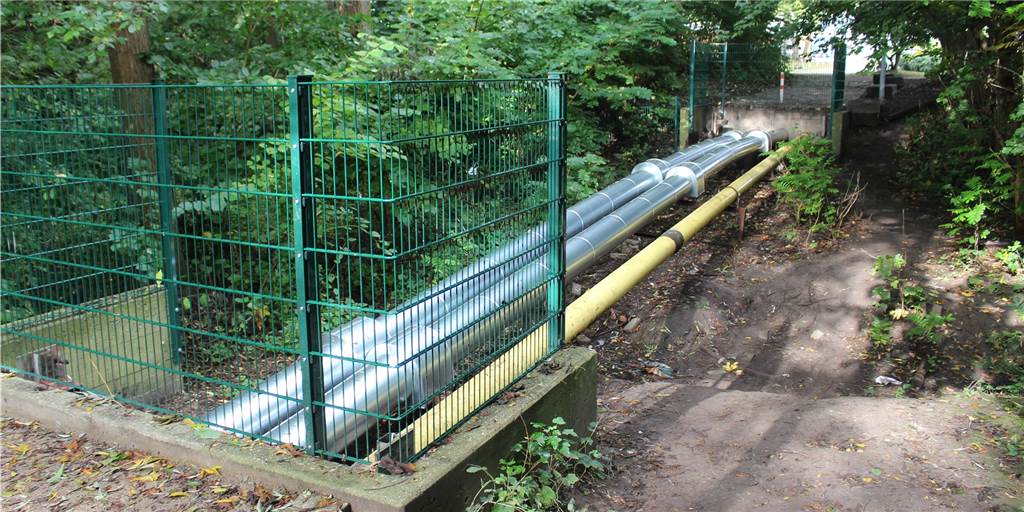Wichtige Fußgänger-Brücke ist im Bau: Montage aber erst im kommenden Jahr Die Fernwärmeleitungen zwischen den Fundamenten der Wischlinder Brücke sind neu ummantelt worden. Eine Vorarbeit für den anstehenden Brückenneubau.