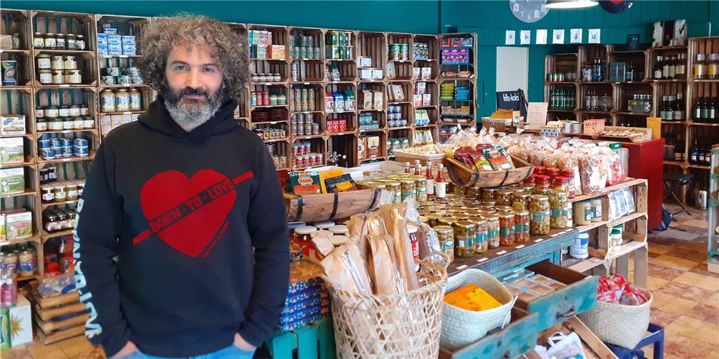 Dortmunder will mit neuem Geschäft Lebensfreude an den Borsigplatz bringen Abed Fawaz in seinem Laden "Frida im Norden".