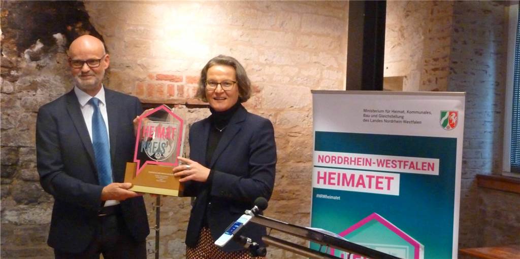 Mit Video: Heimatpreis für Skulptourenroute geht an den Asbecker Heimatverein Ministerin Ina Scharrenbach überreichte den Heimatpreis 2021 an Bernhard Laukötter vom Heimatverein Asbeck.