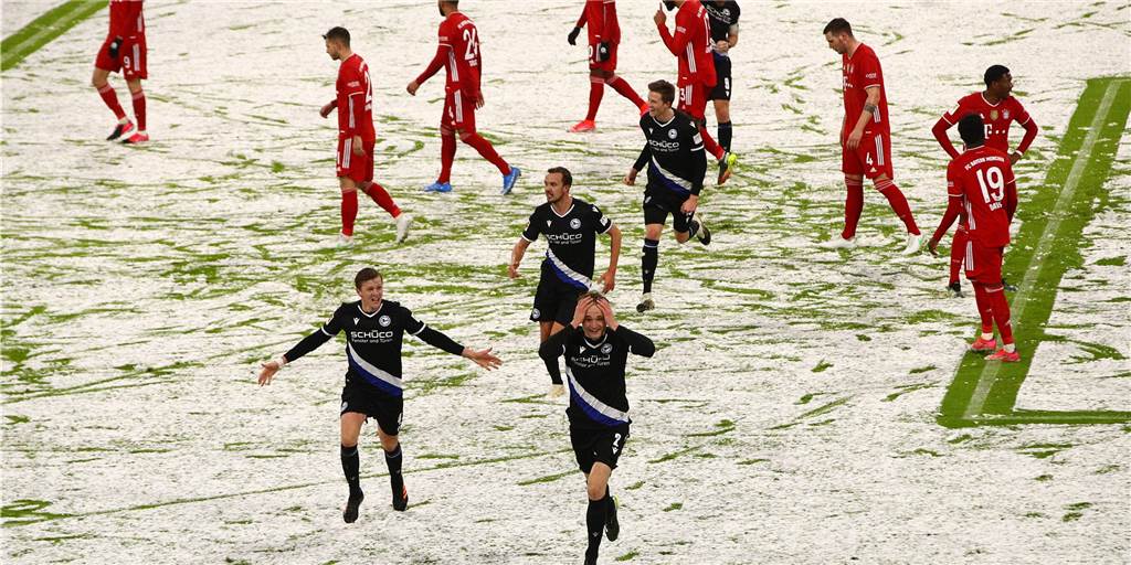 Arminia Bielefeld holte in der vergangenen Saison ein 3:3 bei Bayern München. Hier jubelt Bielefelds Amos Pieper über sein 2:0. Der FC Frohlinde nimmt sich die Arminen vor dem Spiel gegen Tabellenführer Horsthausen als Vorbild.