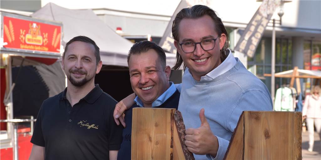 Erstes Stadtfest nach Pandemie-Pause: „Schön, wieder hier zu sein“ Hans Schuster, Benjamin Imping, Luca Schlotmann (v.l.) sind zuversichtlich, dass das viele Dostener in die Innenstadt locken wird.