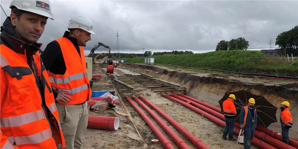 Mit Video: Energiewende zieht in Legden einen breiten Graben ArGe-Projektleiter Klaus Vennekötter und Amprion-Projektsprecher Jonas Knoop (von links) sind mit dem Fortschritt des Stromtrassenbaus in Legden sehr zufrieden.