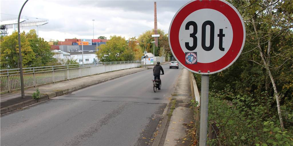 Nordspange, Emscherbrücke, OWIIIa: Antworten auf vier Fragen im Westen Die Brücke an der Franz-Schlüter-Straße war ursprünglich für 6 Tonnen ausgelegt, bekam dann ein 30-Tonnen-Schild. Im November wird die Brücke mit neuen Lagern entsprechend ertüchtigt.