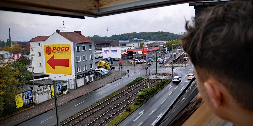 Berkay Kidik blickt aus seinem Fenster auf die Schienen der Stadtbahn auf der Bornstraße. In der Nacht zu Dienstag beobachtete er von hier einen Polizisten, der dort vergeblich nach der Tatwaffe suchte.