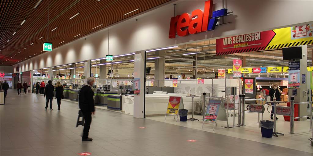 Ende eines Traditions-Marktes: Real-Mitarbeiter sind aber guter Dinge Am Samstag war dieses Geschäft noch ein Real-Markt, am Mittwoch öffnet es als Kaufland.