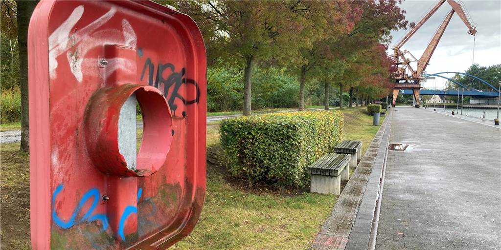 Nur noch eine leeres Box am Kanalufer des Preußenhafens: Hier sollte eigentlich ein Rettungsring sein. 