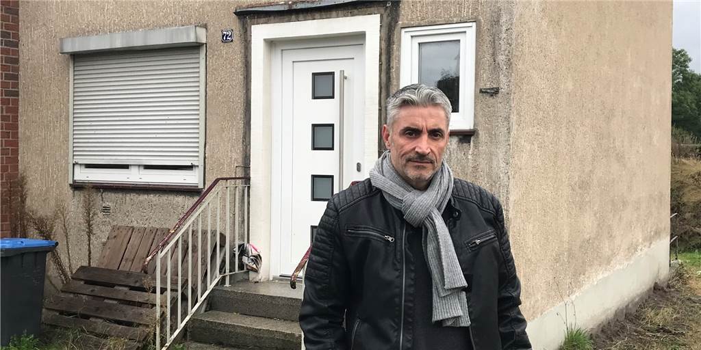 Castrop-Rauxeler verliert Verständnis: Keine Baugenehmigung seit 16 Monaten Deniz Demirci vor seinem Haus in Castrop-Rauxel. Seit fast zwei Jahren ist es nicht mehr bewohnbar.