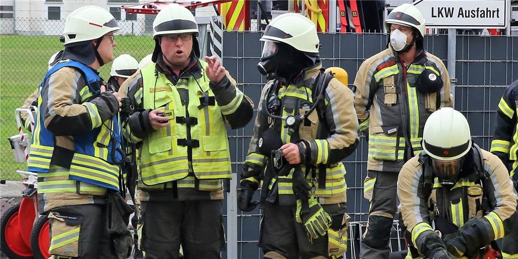 Mit Video: Lkw brennt, Menschen in Gefahr – knifflige Lage für Feuerwehrkräfte Nach Eintreffen der ersten Einsatzkräfte musste die Einsatzleitung schnell handeln: Unter Atemschutz genoss die Menschenrettung aus der verrauchten Halle Priorität.