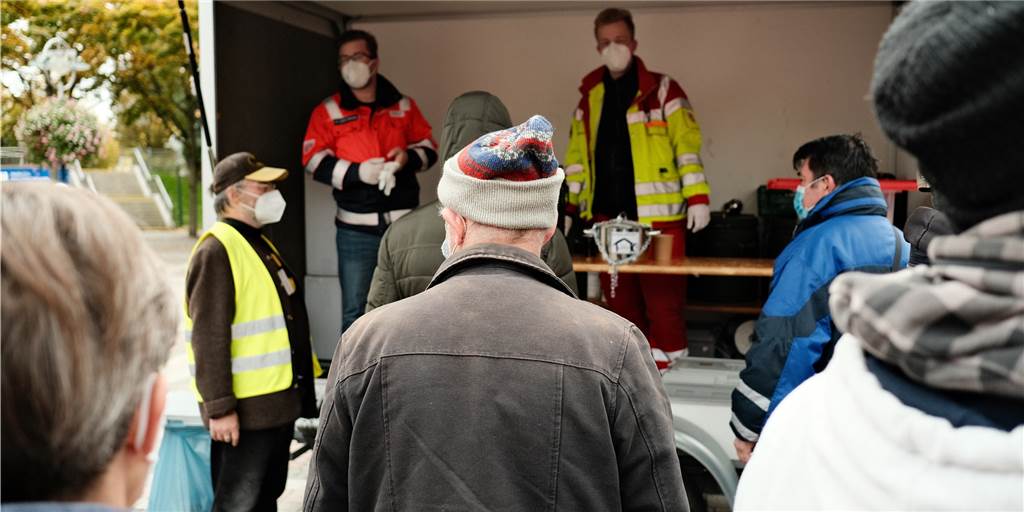 Wohnungslosenhilfe: Rund 200 Dortmunder kamen zur Armenspeisung am Rathaus Rund 200 Menschen sind am Sonntag zu einer großen Armenspeisung auf dem Friedensplatz gekommen.