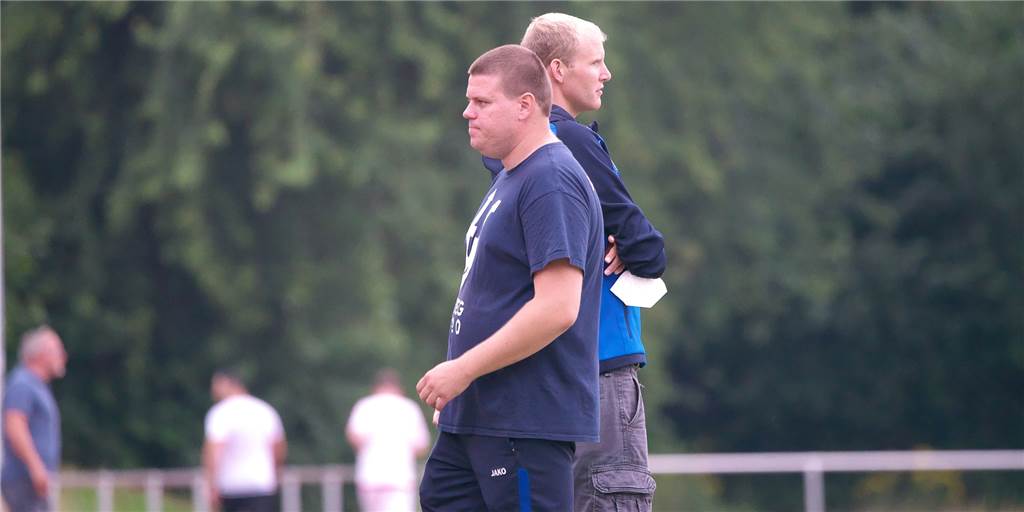 Früher Nackenschlag und vergebene Chancen: Deutliche Niederlage für Sythen Sahen eine deutliche Niederlage ihres Teams: Sythens Trainer Dennis Schulz (v.) und Co-Trainer Dominik Wolter (h.).